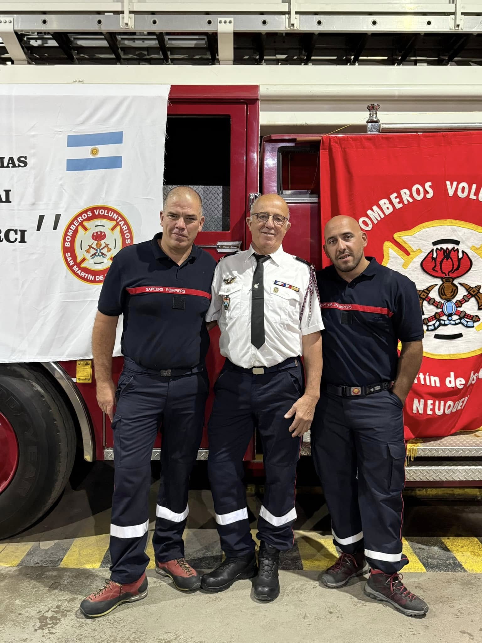 Joseph Tumméo, fondateur de SPAI, avec l'équipe de pompiers locaux lors d'une mission de formation