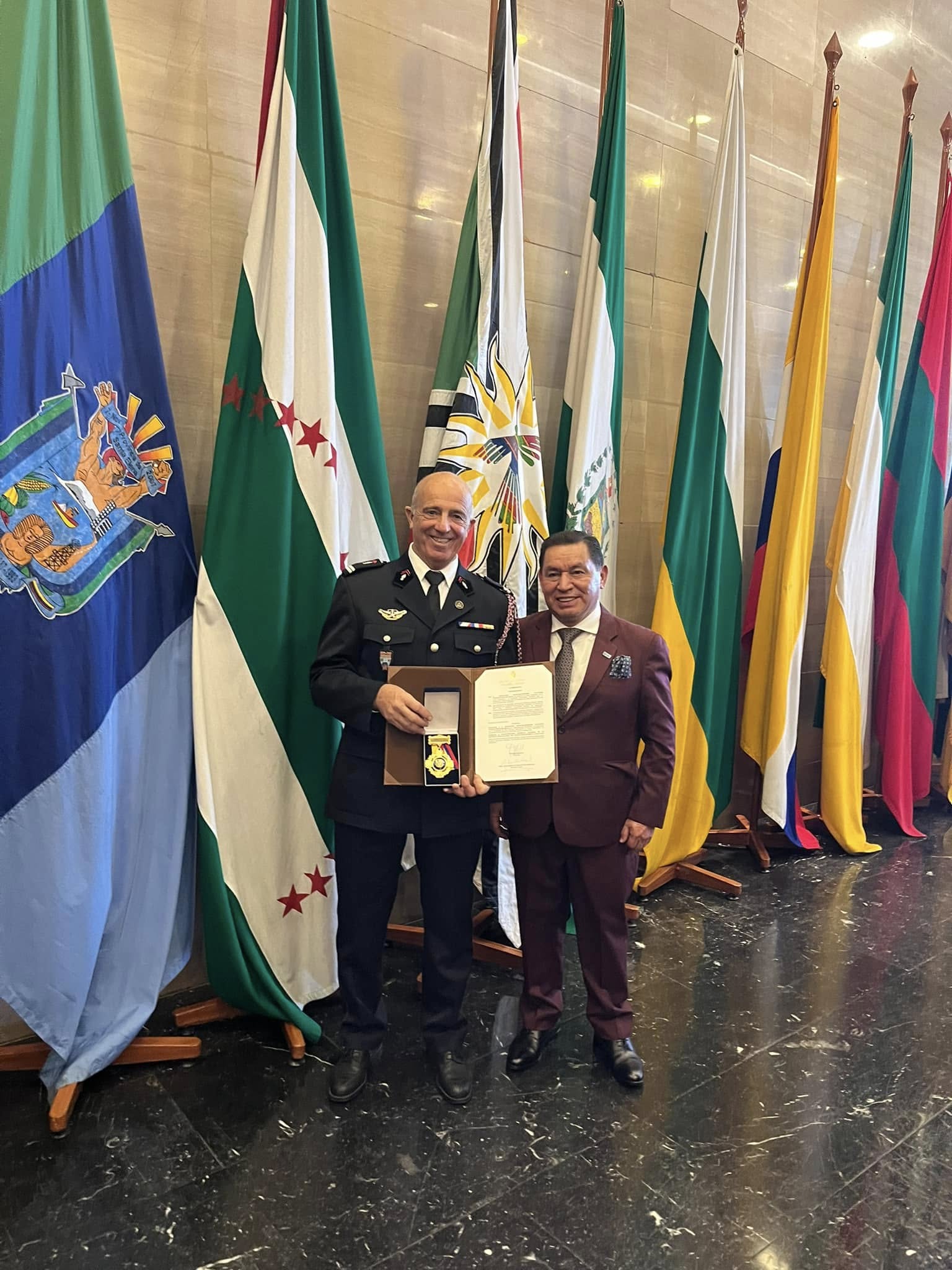 Remise du prix Vicente Rocafuerte argentin à Joseph Tumméo pour ses actions humanitaires