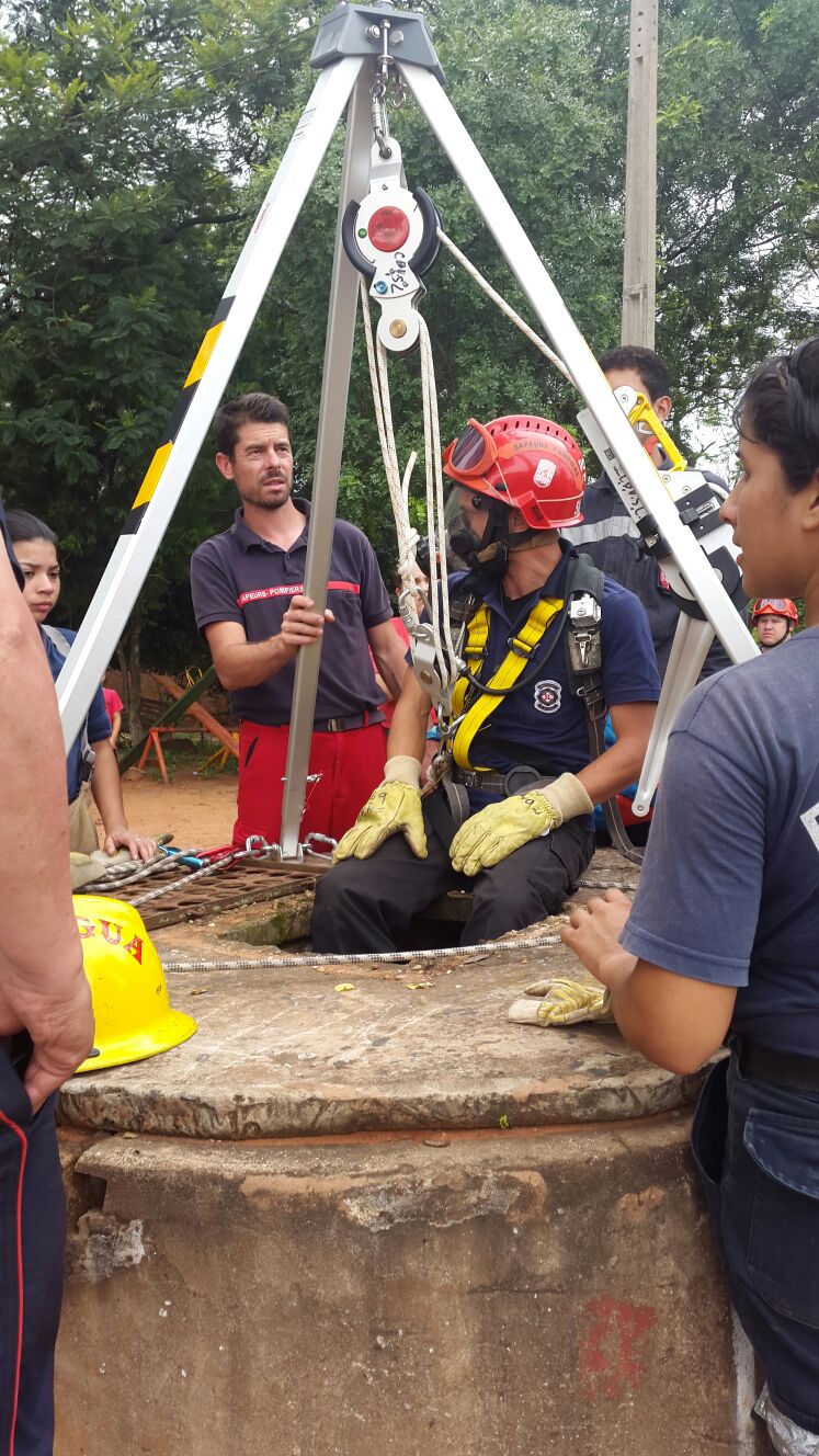 Intervention d'urgence d'un pompier formé par SPAI utilisant le matériel fourni par l'organisation
